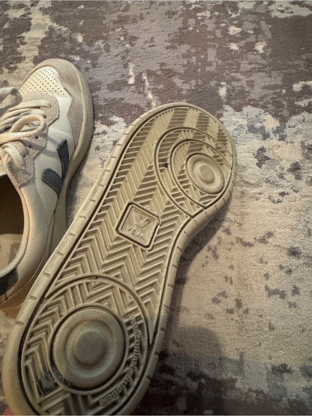 Veja V-90 Leather Sneaker - Picture 6 of 8